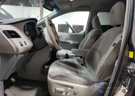 2011 Toyota Sienna Le z USA, uszkodzony, nr VIN 5TDKK3DC8BS096632